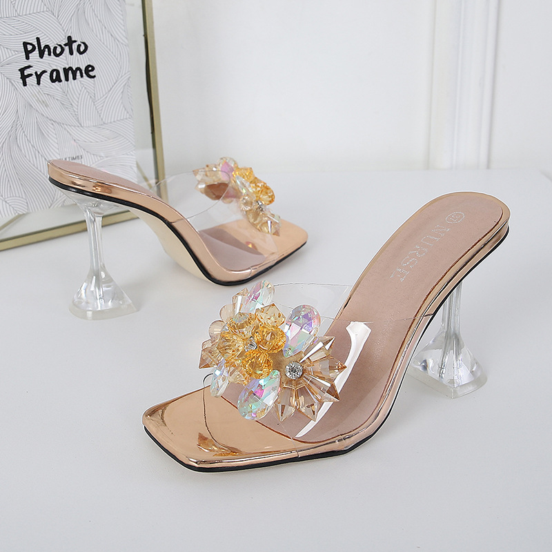 Dam sandaler med kristallblommor och vinglashäl eleganta_voghion.com