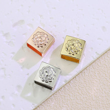 跨境高档简约四方浮雕山茶花丝巾筒固定扣时尚新款方巾围巾打结扣