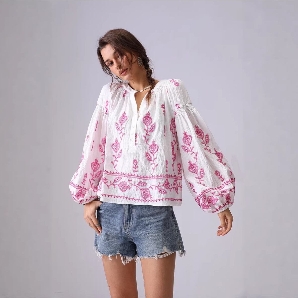 Spot Europa y Estados Unidos comercio exterior transfronterizo ropa de mujer estilo nacional flores bordadas camisa suelta de cuello medio abierto elegancia francesa