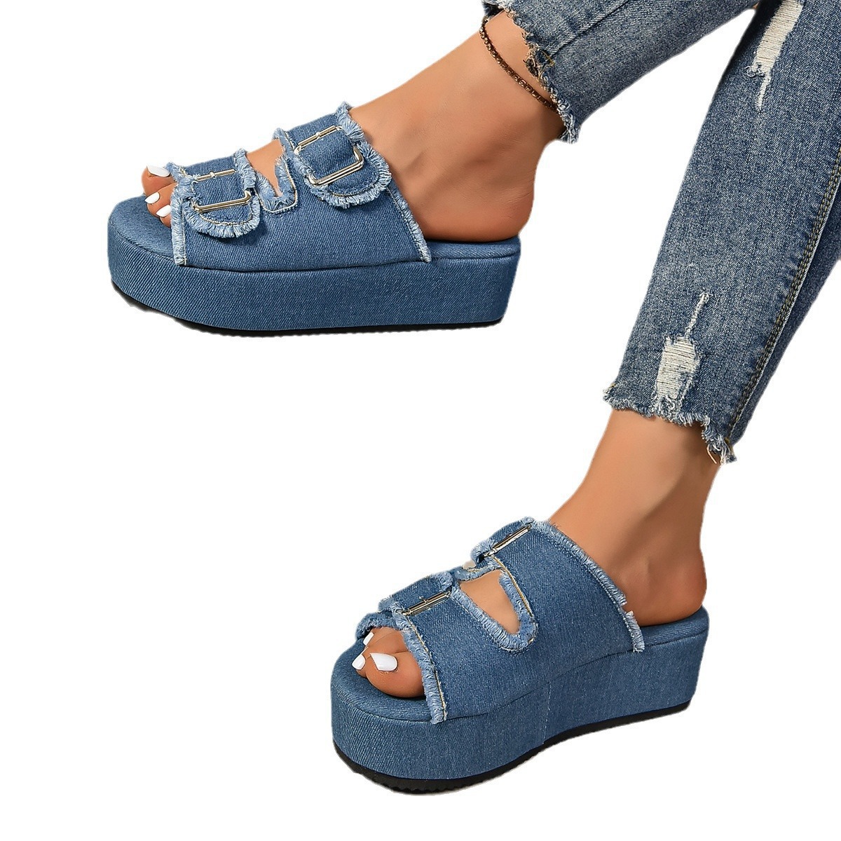 En verano de 2024, los nuevos zapatos de mujer transfronterizos europeos y estadounidenses de gran tamaño de comercio exterior con suela plana y tracción fría están de moda.