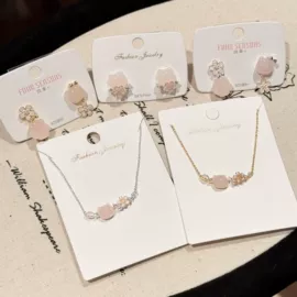 项链;耳钉;手链