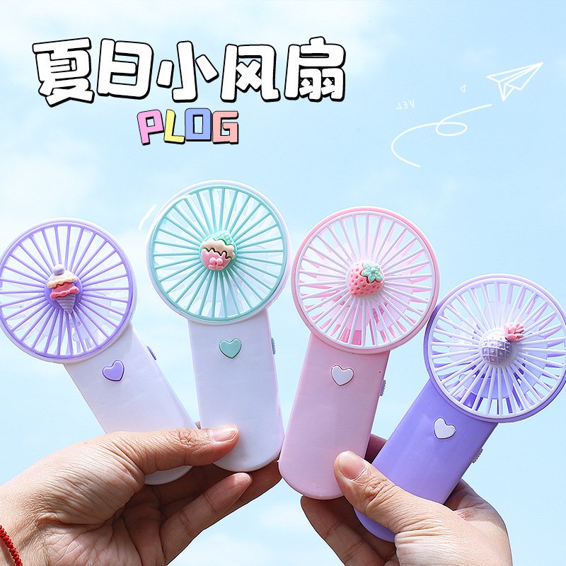 夏のミニアニメは色の小さい扇風機にぶつかって充電の怠け者の扇風機を持ってデスクトップの扇風機の幼稚園の贈り物を冷やします。|undefined