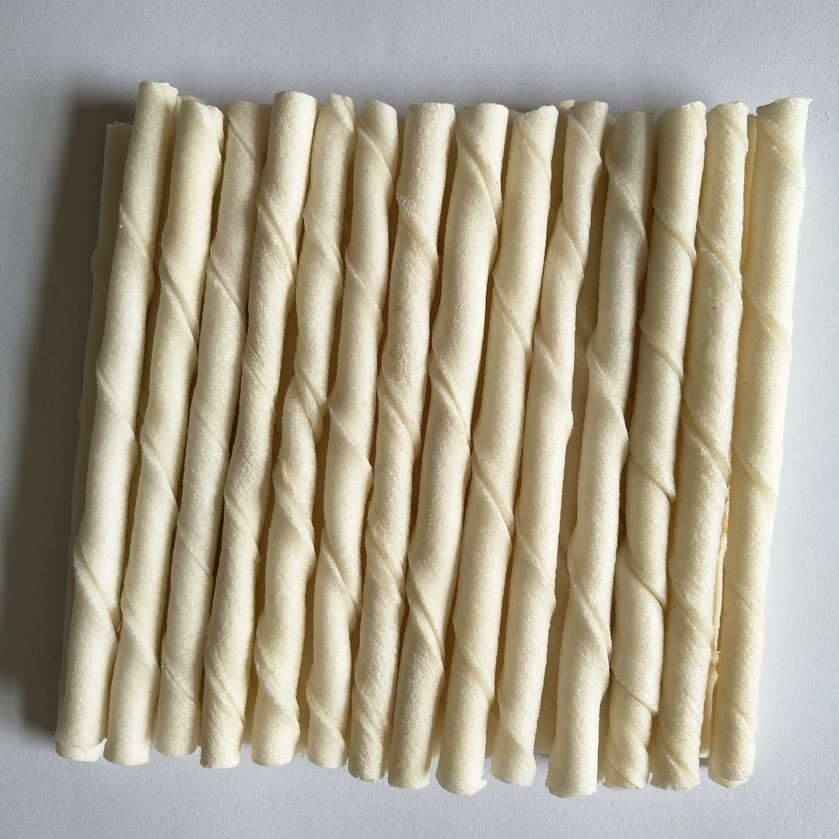 Производство и поставка из воловьей кожи отбеленная рулон палочка для чистки домашних животных Зубы шлифовальные зубы растительная палочка корм для домашних животных собака жевательная резинка