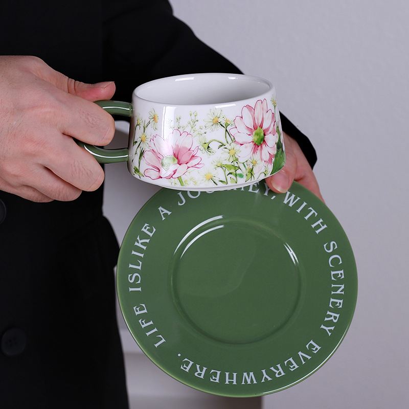Estilo fresco pintado a mano pequeña margarita tulipán juego de tazas y platillos de té de la tarde en casa de oficina francesa de alto valor