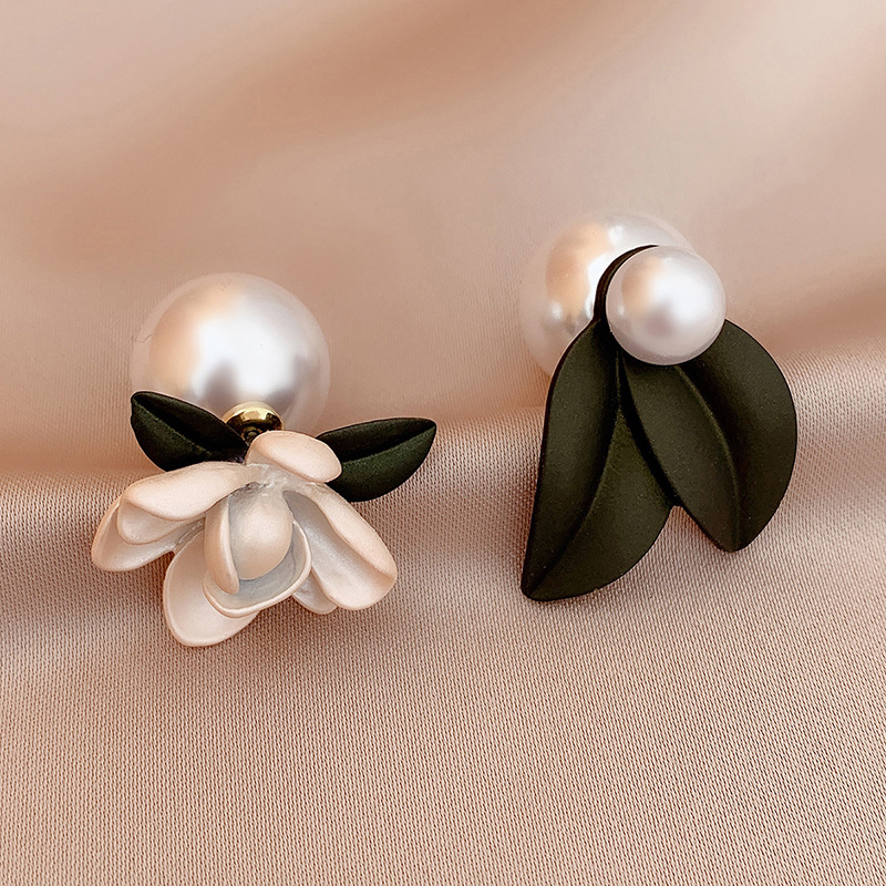 Korean Style Asymmetric Pearl Flower Leaf Alloy Earrings Wholesale display picture 2