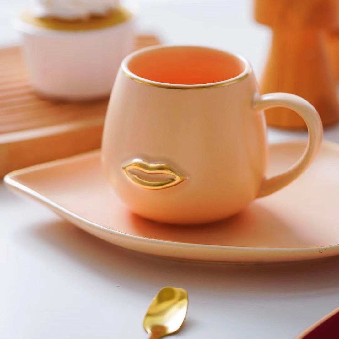 Nórdico té de la tarde taza de café y plato conjunto de regalos personales con cuchara de oro dibujado dulces taza de agua de cerámica taza de marca