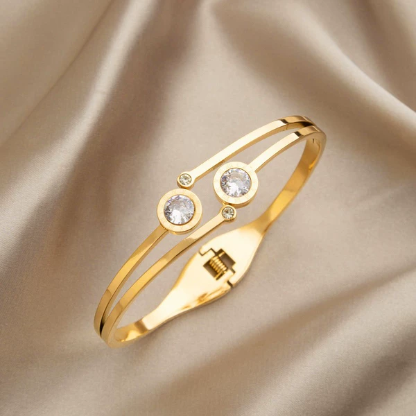 Golden bracelet with zircon