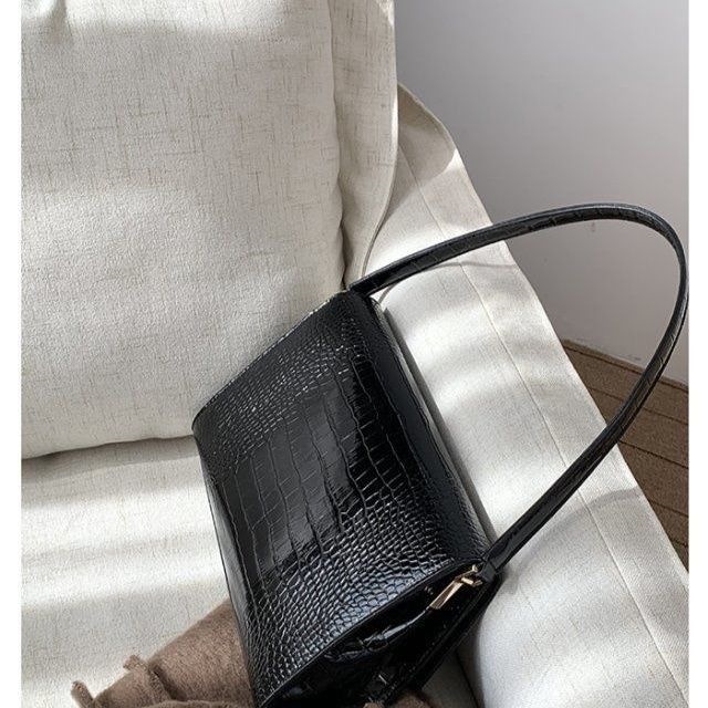 New summer-style, trendy, and niche handbag: a black French-style armpit bag with a sophisticated, high-end look, featuring an alligator-patterned design and a crossbody strap, perfect for commuting
