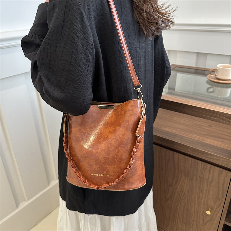 Niche Zhong bolso de brazo para mujeres 2024 nuevo otoño invierno textura alta Maillard viaje bolso de hombro bolso de balde