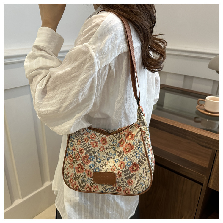 Popular fashion, simple, large-capacity printed trend 2024, fashionable patchwork canvas single-shoulder bag, small square bag, women's bag, trendy undefined