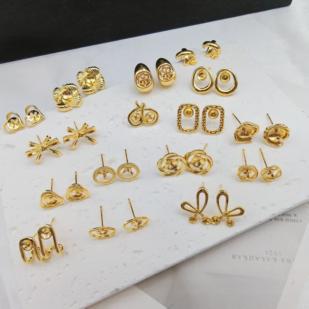Perla de alta sensibilidad 925 agujas de plata 18k chapadas en oro pendientes huecos accesorios de material femenino fábrica al por mayor