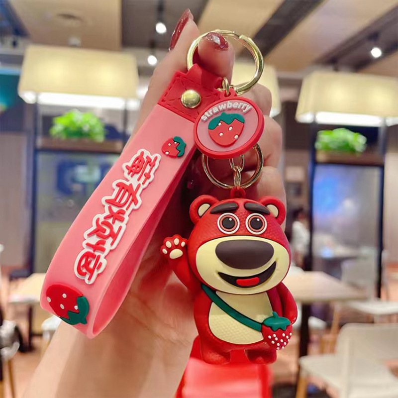 En línea celebridad fresa oso llavero dibujos animados fresa pequeño conejo blanco exquisita bolsa colgante lindo par coche llavero