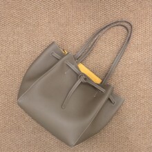 ������ذ��^��ţƤ���K���چμ�ˮͰ���r�к��sͨ�ڴ�������Ƥ��