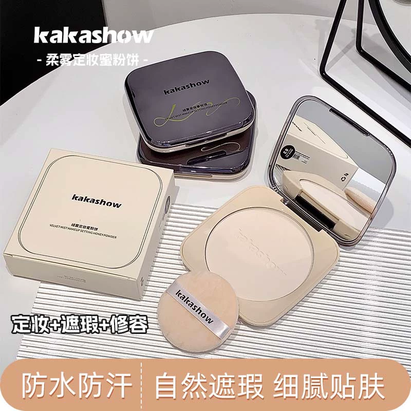 Крем-пудра Kakashow Velvet Mist — нежная, плотно ложится на кожу, естественно маскирует несовершенства, смягчает жирную кожу, водостойкая и устойчивая к поту, а также корректирует контуры.