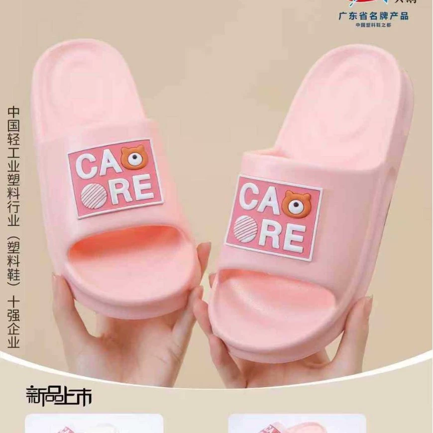 Мужская ванная комната купание в помещении, прилив дома, пара, женские тапочки, удобные мягкие подошвы, туфли в общежитии на открытом воздухе