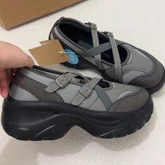 レトロな厚い底のメアリー珍の靴の女性の2025春の韓国版のファッションのバレエの靴の機械の車の風の快適な柔らかい底のカジュアルな靴