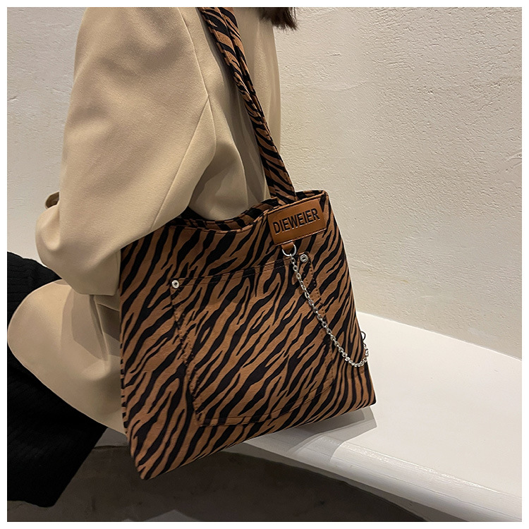 Bag 2021 New Trendy Autumn And Winter Retro Zebra Pattern Fashion Large-capacity One-shoulder Tote Bag display picture 3
