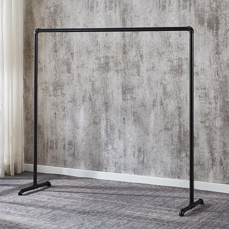 바퀴가없는 검은 색 1.5 미터 길이 1.5 미터 높이 (페인트)