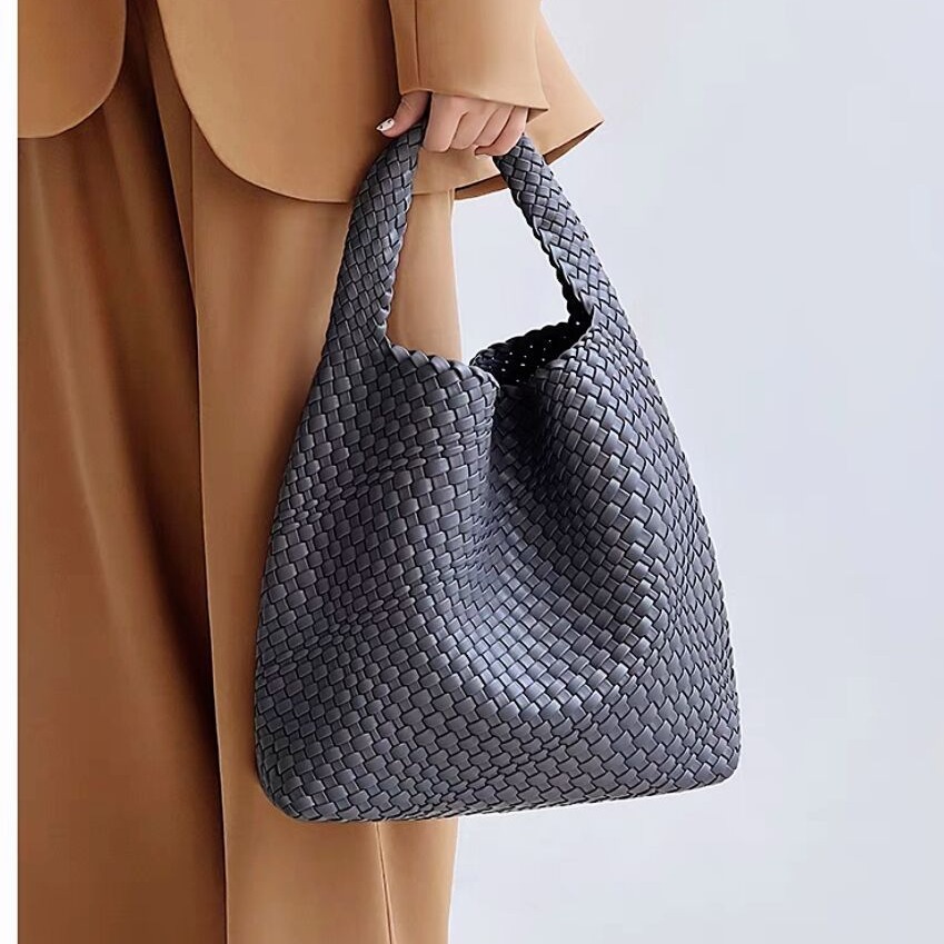 Venta caliente transfronteriza bolso tejido hecho a mano 2022 tendencia de la moda bolso de hombro de las mujeres transfronteriza de gran capacidad portátil bolso de la madre y el niño