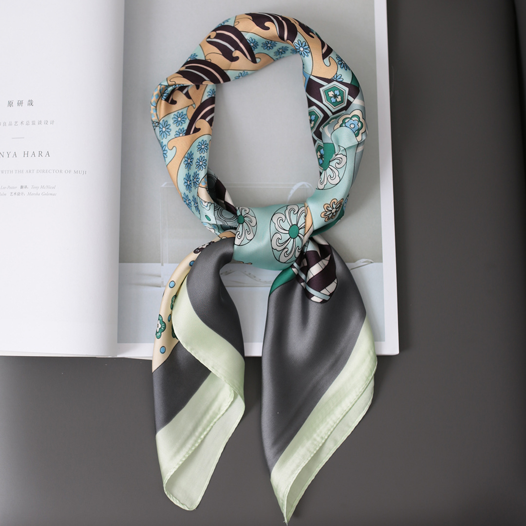 Foulard quadrato in seta da donna elegante e accessorio versatile_voghion.com