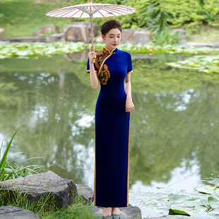 Velvet Cheongsam 2025 New Embroidered Long Retro Elegant High Slit Improved Catwalk Cheongsam Flat Autumn Color