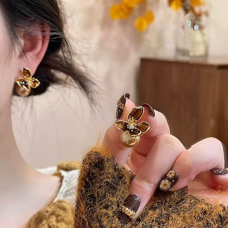 Maillard Iris Pearl Earrings Women's Super Beautiful Unique Beautiful Earrings Autumn and Winter Light Luxury High-End Earrings