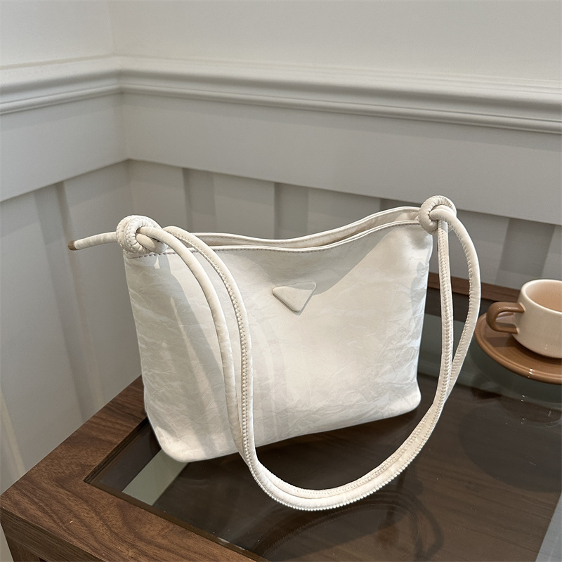 Bolsos de cercanías de gran capacidad para mujer 2024 primavera y verano nueva moda nicho textura de alta gama bandolera bandolera