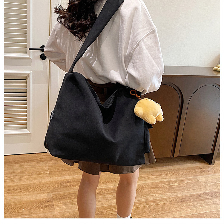 The 2024 new Korean-style simple and laid-back casual canvas crossbody bag and the large-capacity versatile tote bag are selling well undefined