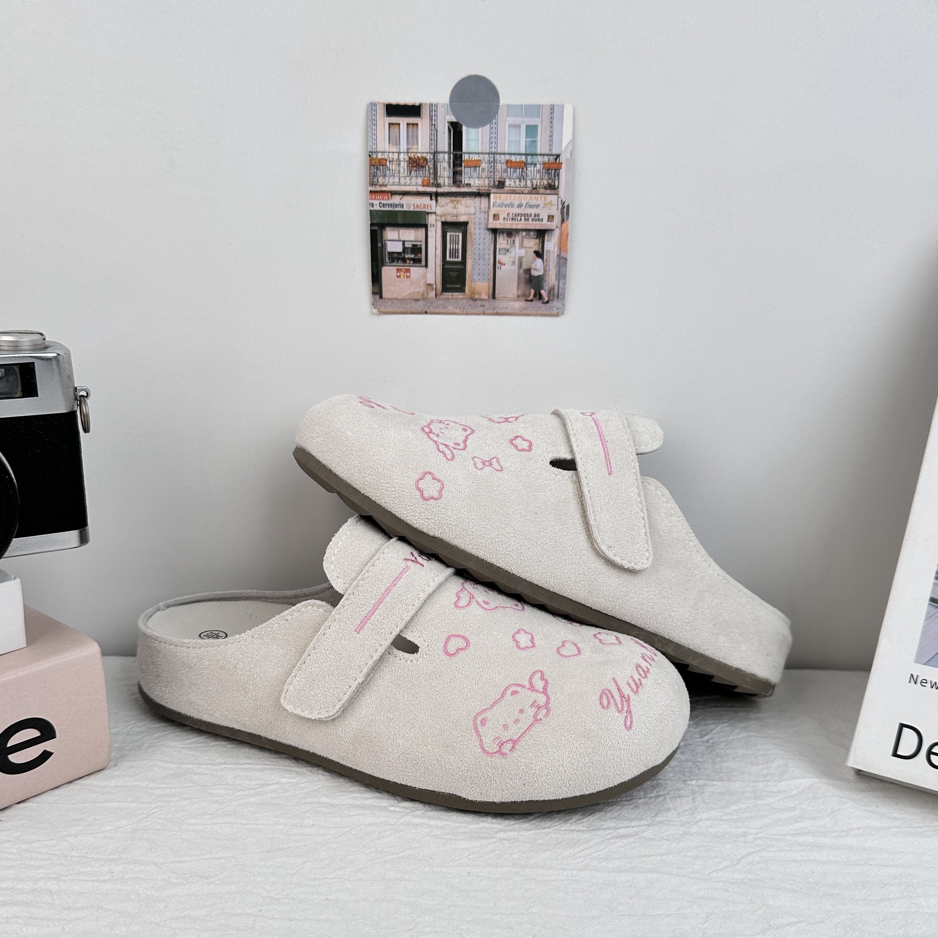 Yuanbo verano 2025 nuevo tipo de zapatillas de la gente perezosa con base plana, zapatos casuales versátiles, zapatos de burken con cabeza de bolsa y medio trapezo