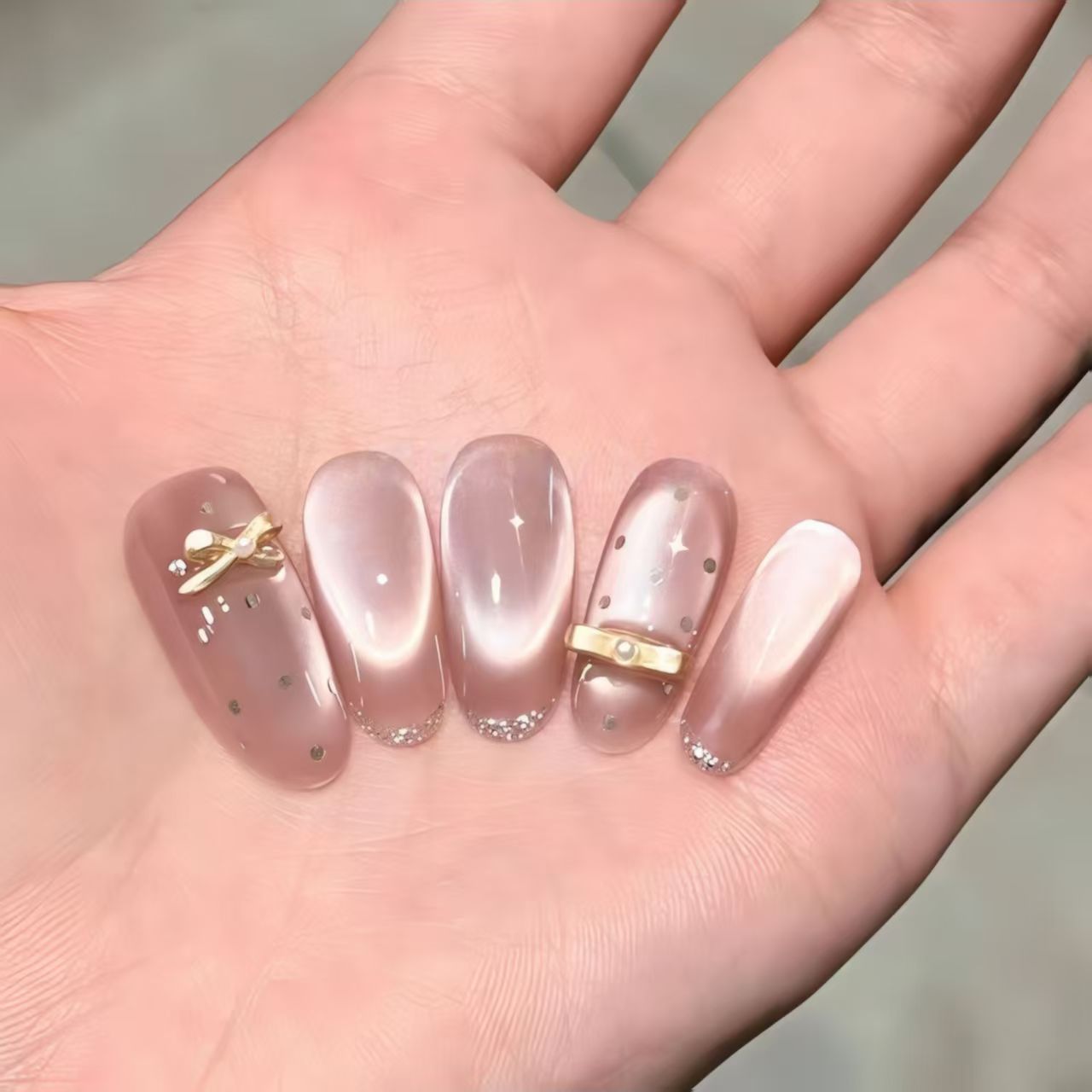 Uñas postizas francesas con diseño floral dorado, estilo ojo de gato, cortas y desmontables, producto de alta gama para arte de uñas 2026.