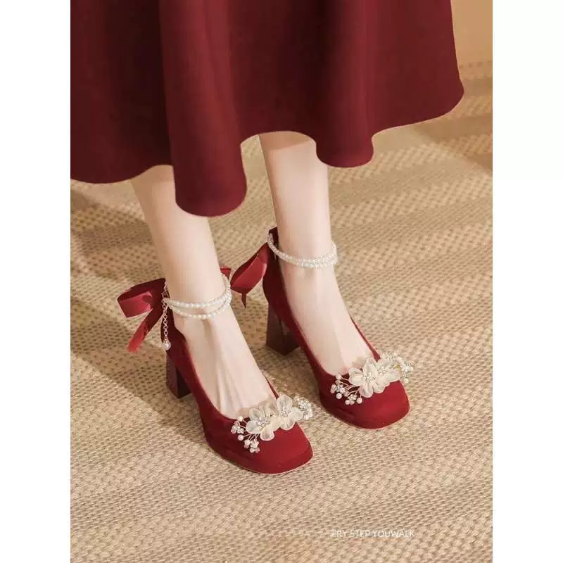 Красные свадебные туфли на толстой подошве, увеличивающие рост, женские свадебные туфли 2025 года, свадебное платье Xiuhe, универсальные толстые каблуки, не утомляющие ноги, высокие каблуки