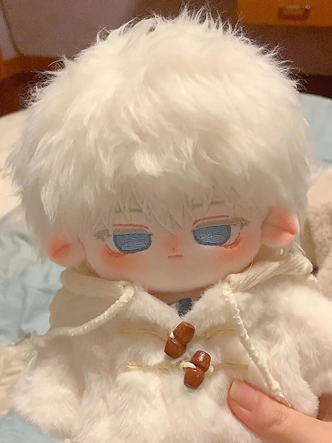 Прохладное белое пальто