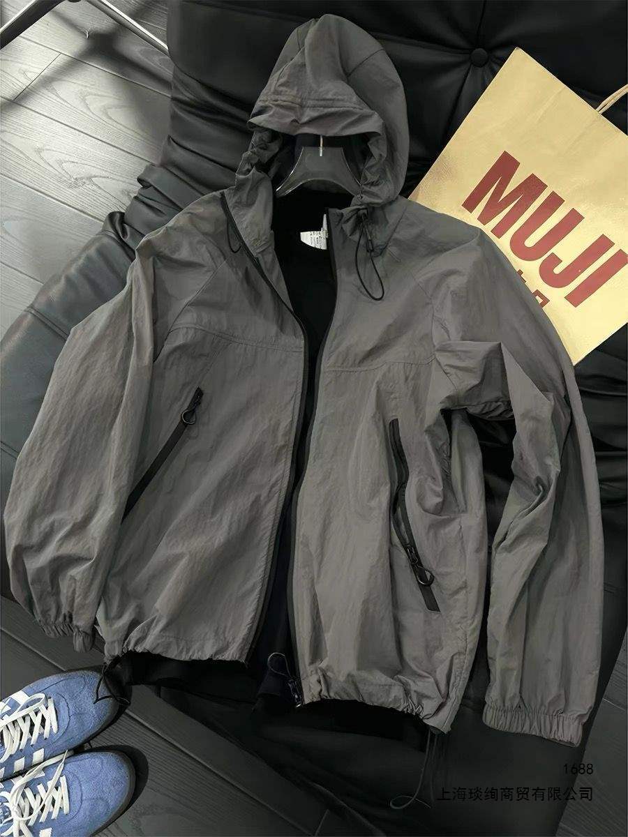 Cement gray UPF50+ ice silk sun protection jacket for men, summer American style three-proof windproof jacket, outdoor quick-drying hooded jacket.