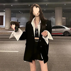 二つのセットの韓国版の女性の新型は偽のスーツのコートをつなぎ合わせてベルトをつけてスカートのズボンの風のスーツをつなぎ合わせます。