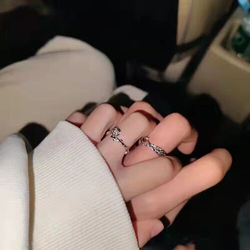 Thorns and Roses Couple Rings A pair of niche design rose men's and women's rings as a Valentine's Day gift