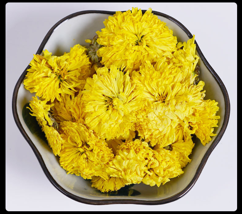 Wuyuan Imperial Chrysanthemum Tea (Chrysanthemum morifolium) — Large-Flower Dried Chrysanthemum, 20g Jar in use