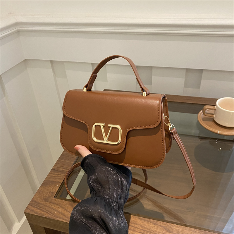 Textura de alta calidad Cadena de gas extranjero Bolso de locomotora de charol Mujer 2024 Nuevo nicho Bolso cuadrado pequeño de mensajero de un solo hombro