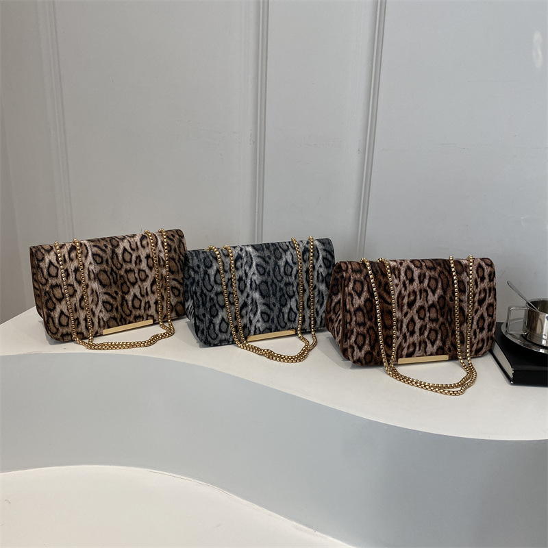 Estampado de leopardo de moda de este año 2024 invierno nuevo estilo ligero lujo textura banquete cadena estilo occidental pequeño bolso cuadrado bolso femenino