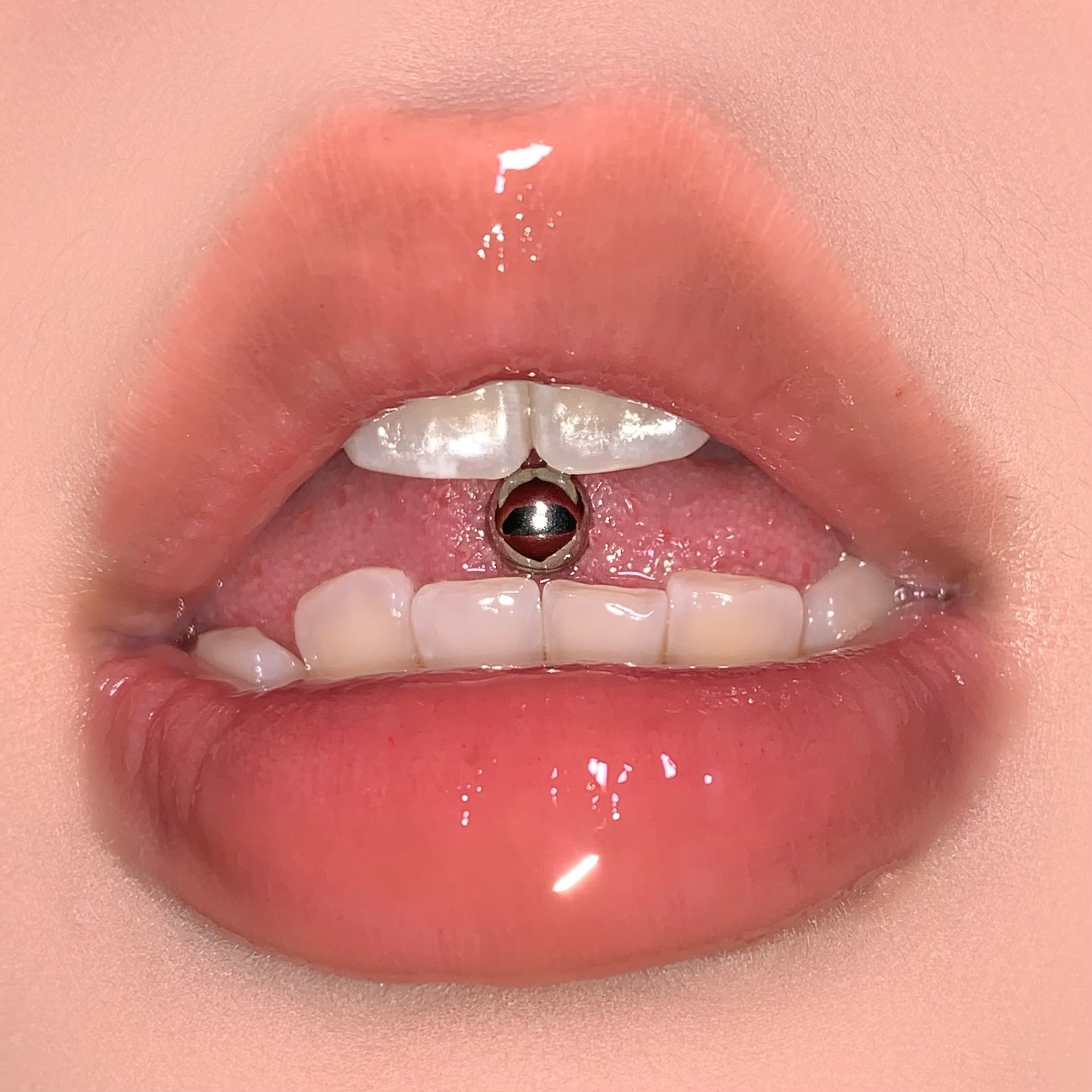 16G labret stud size and finish detail