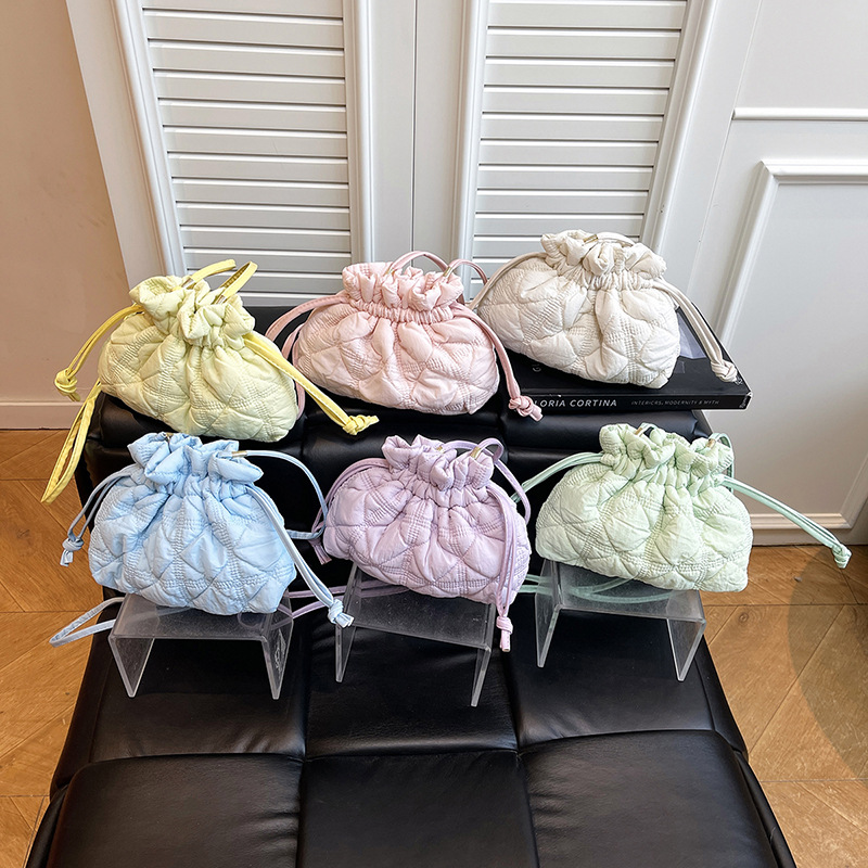 Diamond-Pattern Drawstring Single-Shoulder Crossbody Bag, Pleated Bucket Bag, Women's Nylon Cloud Lightweight Dumpling Bag, Simple and Versatile
