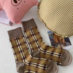 Vintage-style girl's outfit] Brown-toned college-style niche color light retro contrasting checkered mid-calf socks