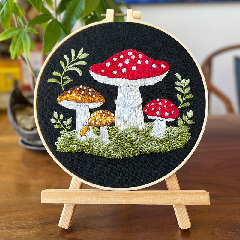 Nuevo producto Forest Mushroom English Colgante Pintura Lu Bordado a mano Paquete de material de bricolaje Pintura pequeña de la casa de hongos creativos para niños