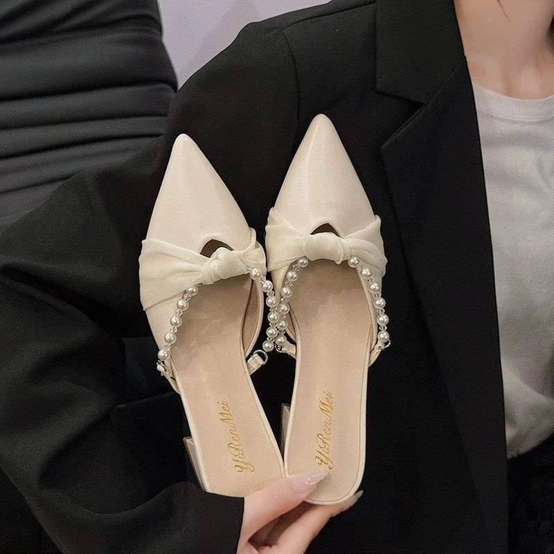 Xiaoxiangfeng Baotou ハーフスリッパ女性の夏アウター 2025 新しいパール厚いヒールミュールポインテッドトゥミッドヒールサンダル|undefined