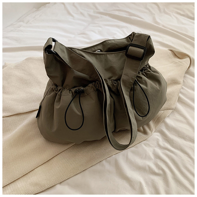 Bolsa de lona de gran capacidad para mujeres 2024 nuevo bolso de hombro casual simple de verano con un sentido de alta calidad de la bolsa de viaje
