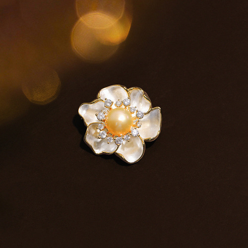 New women's camellia brooch, niche design jewelry, light luxury, retro palace atmosphere, personality and trend