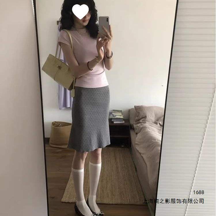 Korean-style gentle and feminine outfit set, slim-fitting pink T-shirt and gray polka dot fishtail skirt, women's summer set