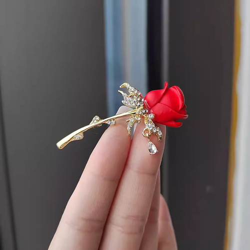 Platinum-plated gold and diamond-embellished tulip rose brooch, niche design, elegant fashion flower accessory, prevents exposure