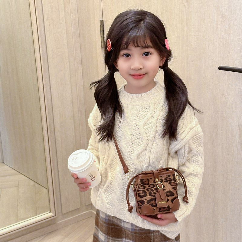 2025 nuevo bolso infantil de moda coreana estampado leopardo para niños y niñas bolso de cubo de aire a placas extranjeras bolso de cambio de bebé