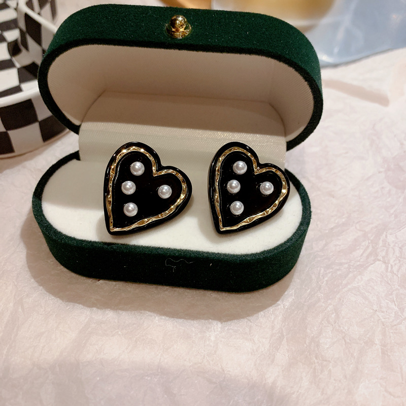 Fashion Pearl Heart Earrings Retro French Women's Autumn And Winter Earrings display picture 2