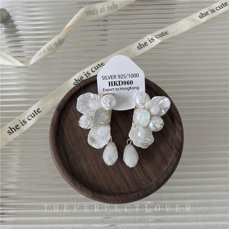 Designer style retro exaggerated niche design petal pearl earrings_voghion.com